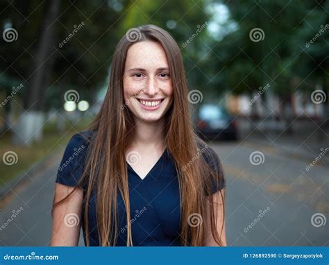 Jeune Fille Rousse De Hippie Avec Des Taches De Rousseur Portant La