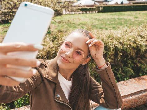 Retrato De Uma Linda Menina Morena Sorridente No Ver O Hipster Jaqueta