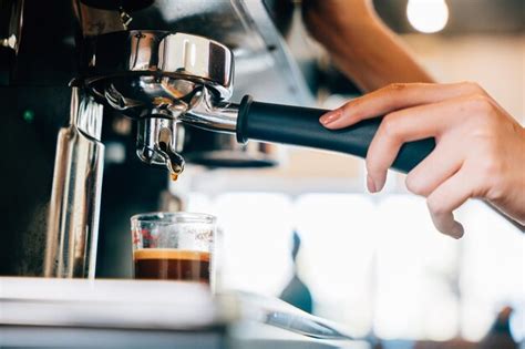 Kaffee Das Aus Einer Espresso Maschine In Einem Caf In Gl Ser