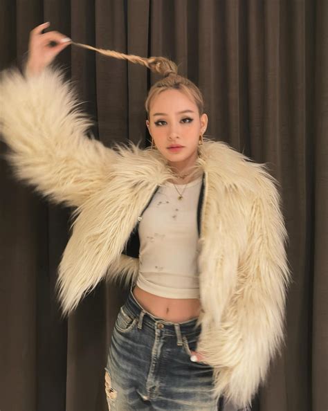 Bị chỉ trích gay gắt vì văng tục với netizen trên sóng livestream Hiền Hồ có động thái gì