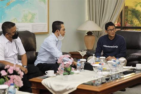 Wawako Batam Sambut Kedatangan Menparekraf Sandiaga Uno Di Bandara Hang