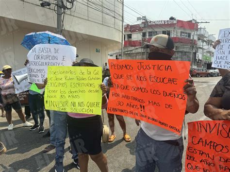 Bloquean Vecinos Frente A Invisur Para Exigir Escrituras De Sus