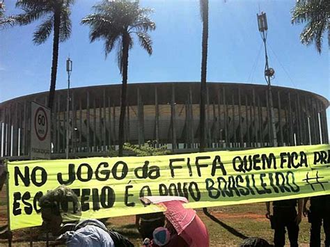 G1 Manifestantes contra a Copa liberam via que dá acesso à Esplanada