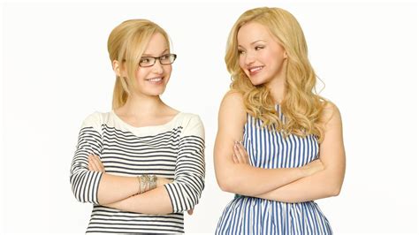 Dove Cameron As Both Maddie And Liv Liv And Maddie Dove Cameron Twin Liv