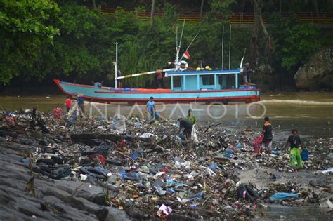 Sampah Terbawa Arus Sungai Di Padang ANTARA Foto