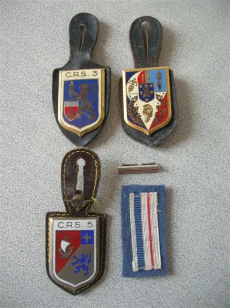 LOT D ANCIENS INSIGNES CRS Et Miniature De Brevet De Parachutiste EUR