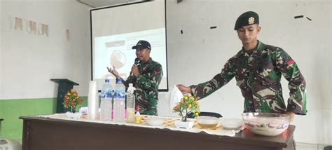 Manfaatkan Potensi Alam Satgas Yonarmed Kostrad Ajarkan Pembuatan