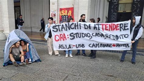 Genova Studenti In Tenda In Piazza De Ferrari La Protesta Contro Il