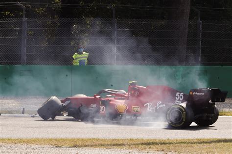 Un Fuerte Accidente De Sainz Provoca La Bandera Roja Y Pone En Peligro