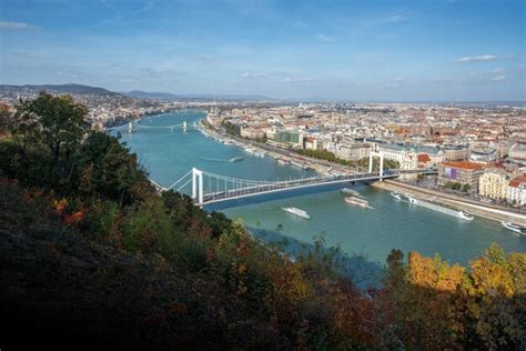 Vista aérea panorâmica do rio danúbio a ponte elisabeth szechenyi