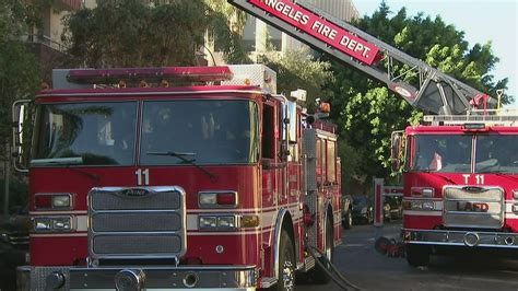 Registran Voraz Incendio En Edificio De Apartamentos De Westlake Los