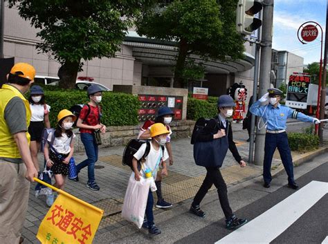 新型コロナ 学校再開 「事故に気をつけて」 名古屋・中署が見守り活動 ／愛知 毎日新聞