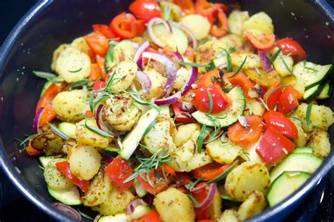 W Rzige Kartoffelpfanne Mit Buntem Gem Se Und Feta Genussgabel