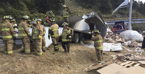 Volcadura de tráiler causa caos vial en la Toluca México