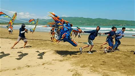 Penerbangan Layangan Naga Raksasa 100 M Di Teleng Ria Pantai Selatan