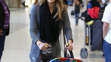 Photo Jessica Alba Et Sa Fille Honor Arrivent L A Roport Roissy