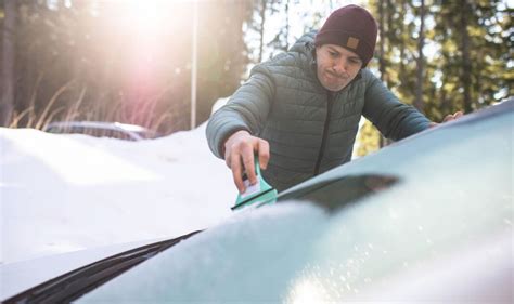 Experts urge drivers to defrost car windshield using fall decoration ...