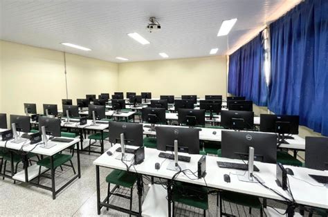 No Laboratório De Informática Do Campus Xyz - Novo Laboratório de Informática Multiuso