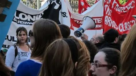 Los estudiantes salen a la calle para defender la universidad pública