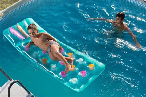 Dos Ni Os Se Divierten Nadando En La Piscina Bajo El Concepto De