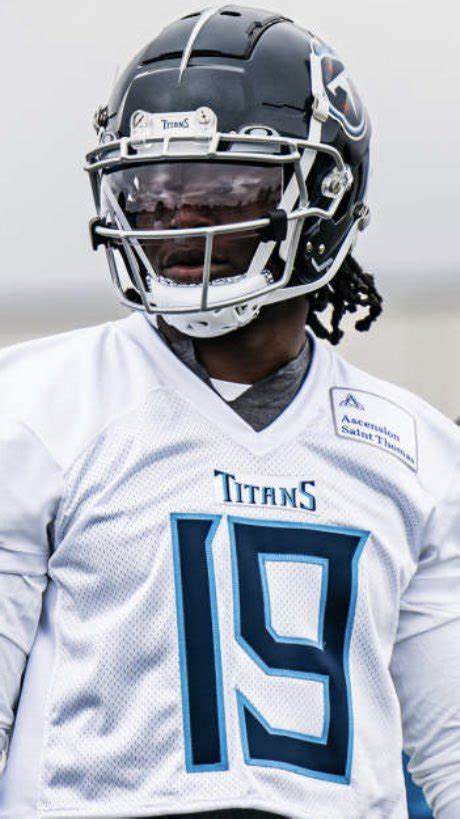 Helmet Stalker On Twitter Titans Wr Chris Conley Is Using A Schutt F7