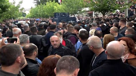 Tensionet në Veri të Kosovës Qindra serbë protestojnë edhe sot para