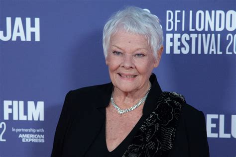 Judi Dench nu mai vede și se descurcă greu pe platoul de filmare Drama