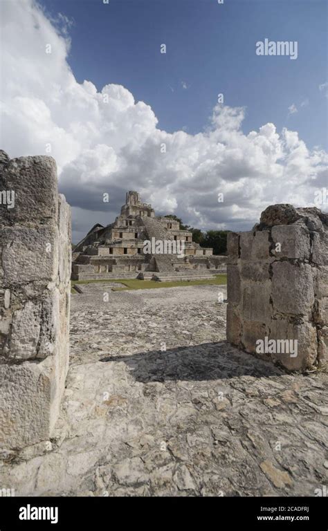 Disparo Vertical De Las Pir Mides Mayas De Edzna En Campeche En M Xico