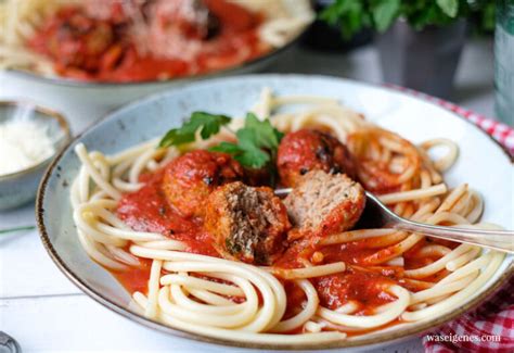 Spaghetti mit saftigen Hackbällchen in Tomatensoße