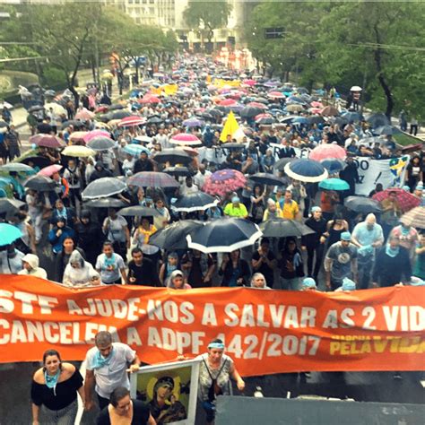 Marcha pela Vida multidão supera a tempestade e passa mensagem de