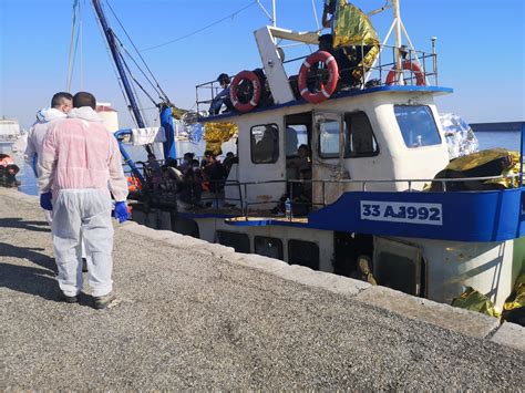 Nuovo Sbarco A Crotone Oltre Cento Migranti Arrivati A Bordo Di Un