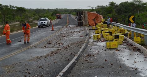 G1 Carreta Carregada Com Cervejas Tomba Em Curva Da Br 343 No Litoral