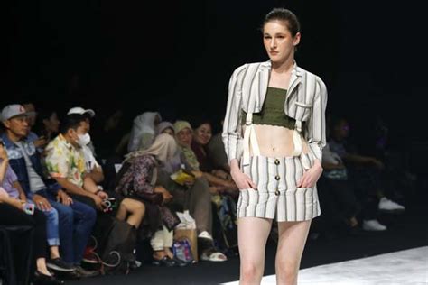 Melenggang Di Surabaya Fashion Parade 2023 Farah Button Siap Merajai