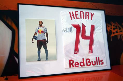 Gagnez le maillot dédicacé de Thierry Henry SportBuzzBusiness fr