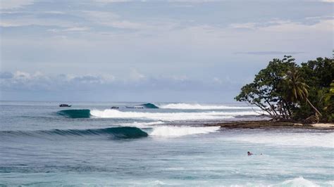 Surfer sur les vagues les 10 meilleurs spots de surf à Mentawai