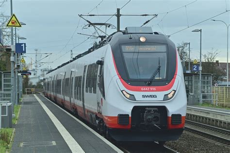 Als RE 10a Nach Mannheim Hbf Ist Der 6442 916 Bei Der Durchfahrt In