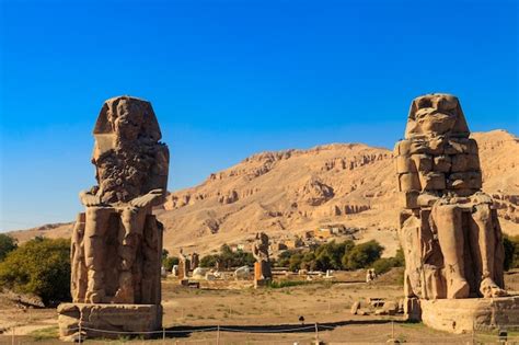 Colosos de memnón dos enormes estatuas de piedra del faraón amenhotep