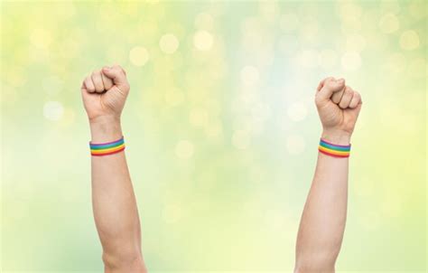 Manos Con Orgullo Gay Pulseras Arco Iris Muestra Pu O Foto Premium