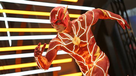 The Flash Hot Toys 1 6th Scale Action Figure Reveal YouTube