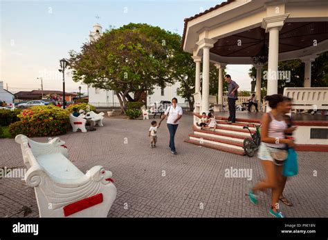 La Gente Disfruta De La Noche En El Parque De Penonom Provincia De