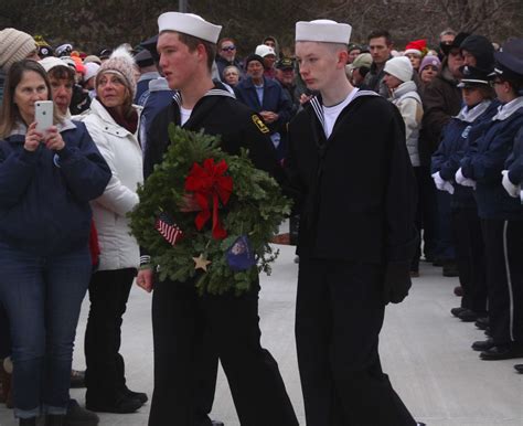 More than 2,000 say Merry Christmas to interred veterans at Wreaths ...