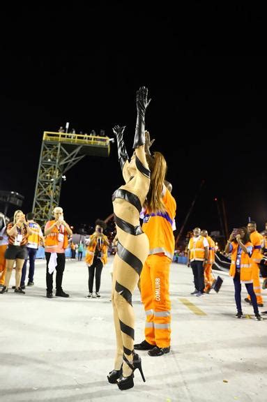 Deborah Secco só cobre o essencial em look de Carnaval e arranca