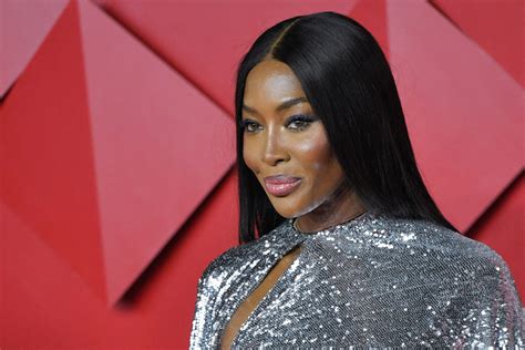 En plus de 30 ans de carrière Naomi Campbell a rarement eu les cheveux