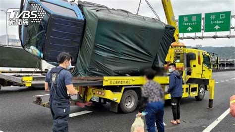 前車亂換車道！貨車突翻覆 女駕駛驚險爬出 Yahoo奇摩汽車機車