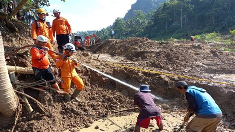 3 Hari Tertimbun Longsoran Tebing Warga Garut Belum Juga Ditemukan