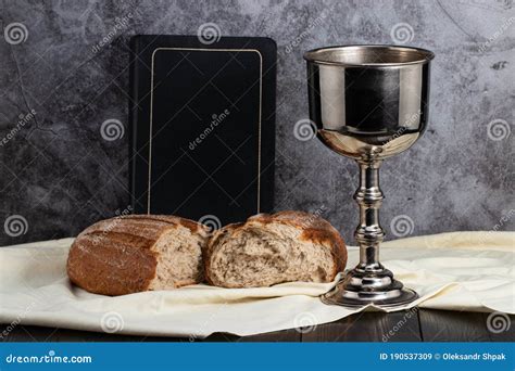 Kelch Der Heilige Kommunion Mit Wein Und Brot Stockbild Bild Von