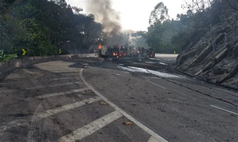 Motorista morre após caminhão tombar e explodir em serra no Rio de