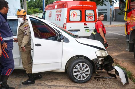 Poste fica pendurado na Avenida Júlio de Castilho após colisão