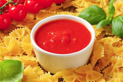 Fliege Pasta Und Tomaten Passata Lizenzfreies Bild