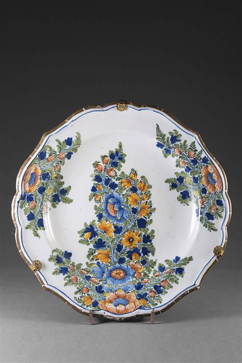 Piatto Polilobato In Maiolica Policroma Decorato Con Un Motivo A Fiori